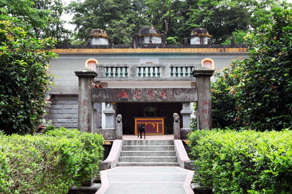 靈泉三塔